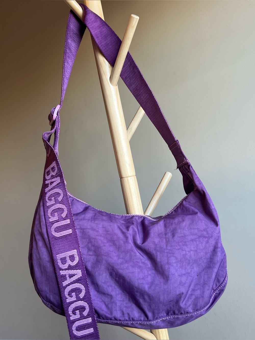 BAGGU Medium Plumberry Crescent